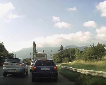 Безумно! Два автомобила си мерят… скоростите. Вижте ги! ВИДЕО