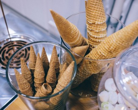 Двама младежи задигнаха 230 сладоледа от кафене! Хванаха ги заедно с плячката