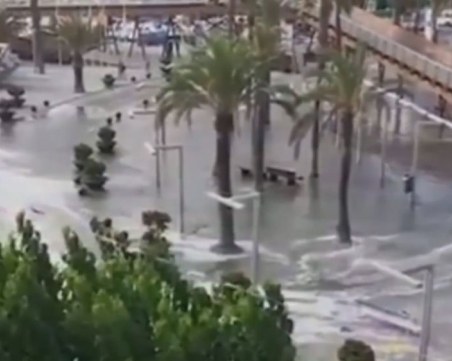 Мини цунами удари два испански курорта