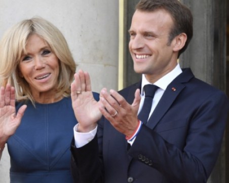 По-малката дъщеря на Брижит Макрон се появи! Посрещна футболистите СНИМКИ