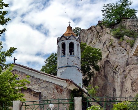 Празник всеки ден! И днес има кой да почерпи
