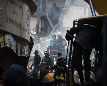 Шестетажна сграда рухна в Индия, има загинали