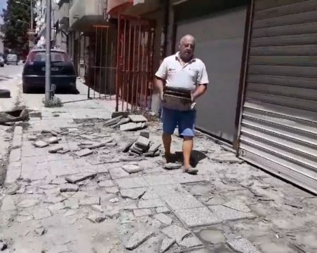 Тарикат задигна плочки от тротоар, будна гражданка обаче го закова ВИДЕО
