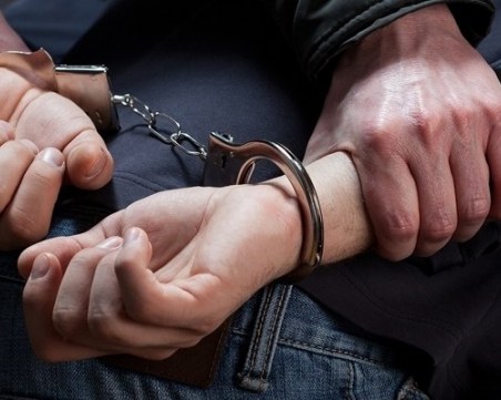 Закопчаха пътник буйствал в автобус, псувал и заплашвал шофьора