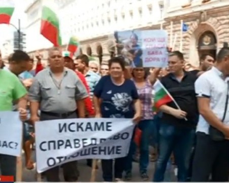 Животновъдите разляха мляко пред МС! Канят се и да палят вълна от овцете си