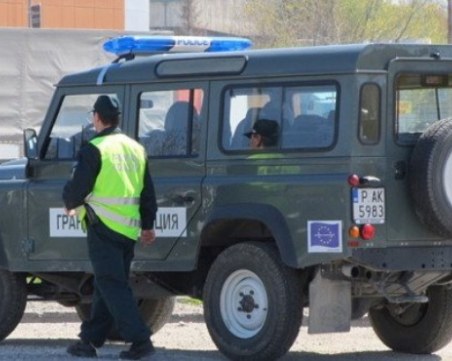 Зрелищно преследване на каналджии! Джип се обърна, хванати са 26 мигранти