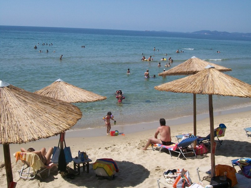 Гърците удариха туристите: Без храна и напитки по плажовете