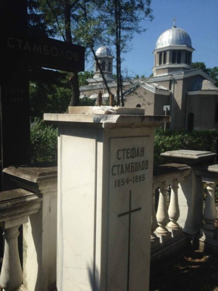 Вандали поругаха гробовете на Стамболов и Каблешков