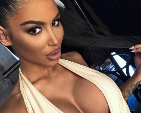 Две кирки забиха в лъскавия мерцедес на плеймейтката Анджелина СНИМКА