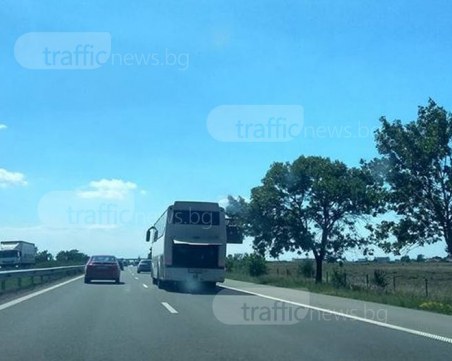 Естествен климатик! Автобус шпори по магистралата край Пловдив с отворен капак СНИМКИ
