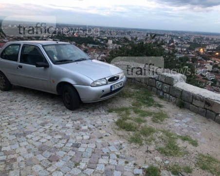 И бариерата не спря шофьор да нагази Младежкия хълм СНИМКИ