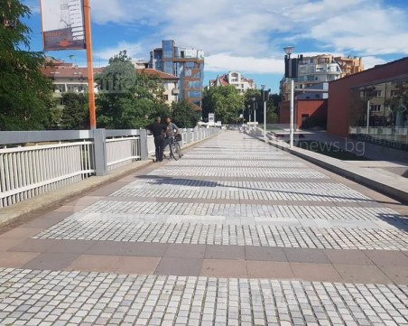Имат ли право колоездачите да карат по пешеходния мост на Пловдив?