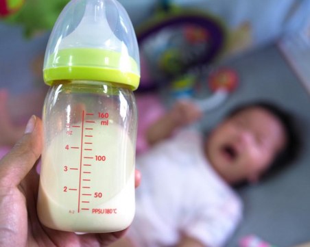 Майки купуват кърма онлайн, здравните власти зоват за опасност