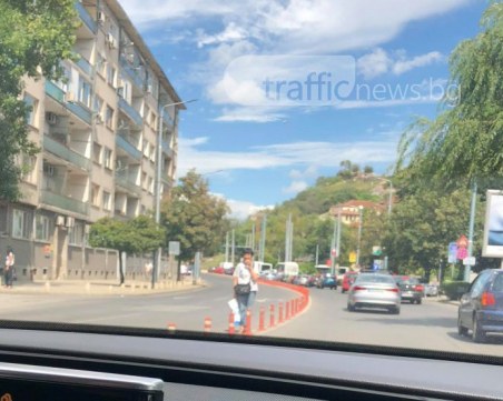 Пловдивчанка пресича главен булевард… през просото СНИМКА
