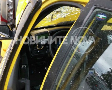 Таксиметров шофьор без книжка помете 9 коли на столичен булевард СНИМКА