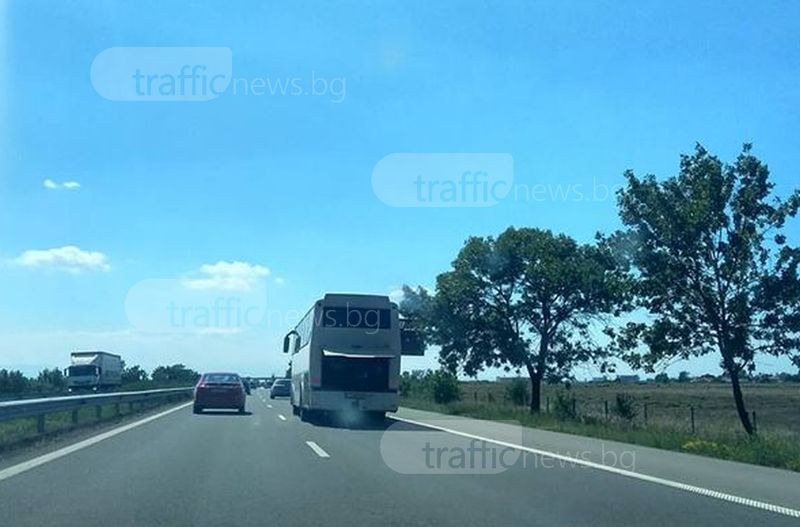 Естествен климатик! Автобус шпори по магистралата край Пловдив с отворен капак СНИМКИ