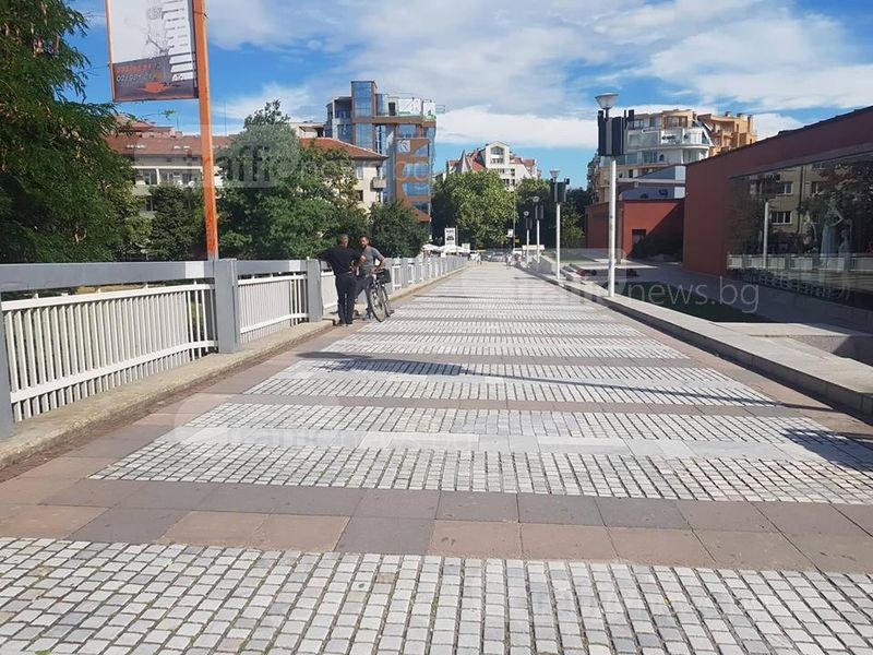 Имат ли право колоездачите да карат по пешеходния мост на Пловдив?