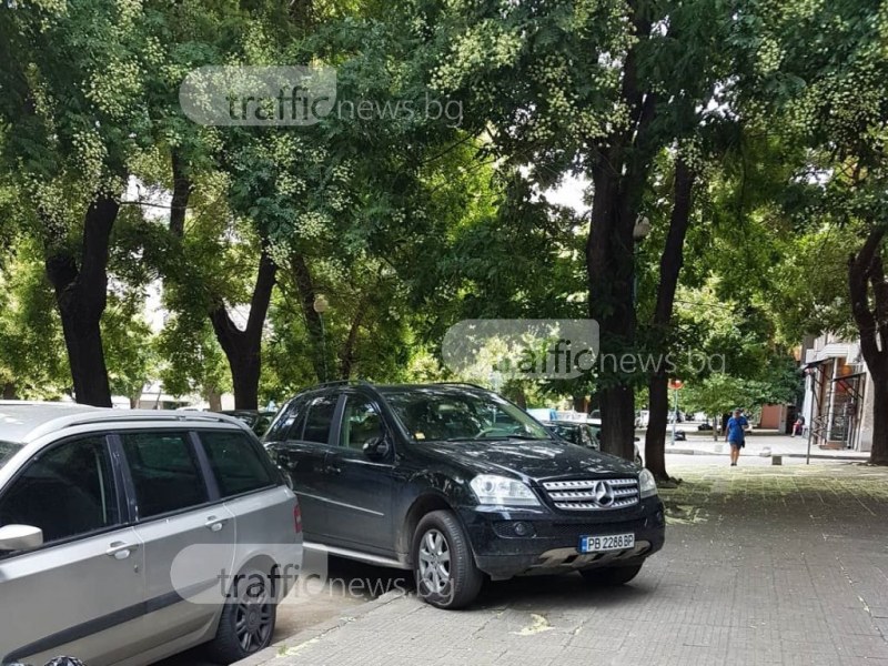 Така (не) се паркира в центъра на Пловдив  СНИМКИ