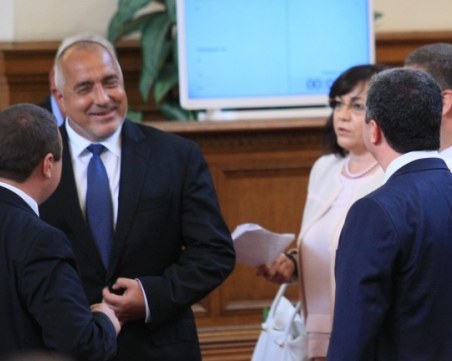 Борисов и Нинова си стиснаха ръцете за мигрантите