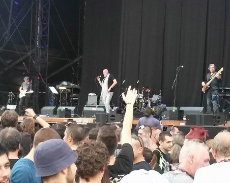 Хиляди куфеят край Гребната база на Hills of Rock СНИМКИ