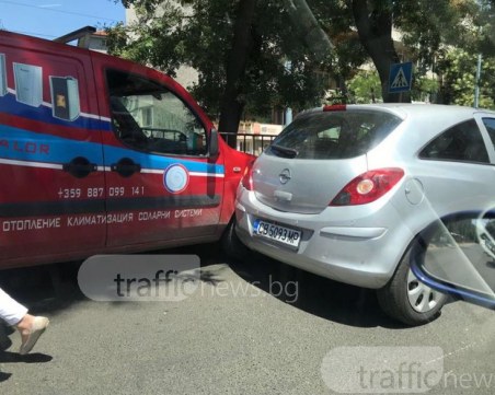 Опел спря на зебра в Пловдив, бус го връхлетя отзад СНИМКИ