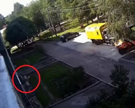 Работници уловиха 3-годишно момче, падащо от четвъртия етаж на сграда ВИДЕО