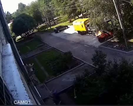 Работници уловиха момченце, падащо от четвъртия етаж ВИДЕО