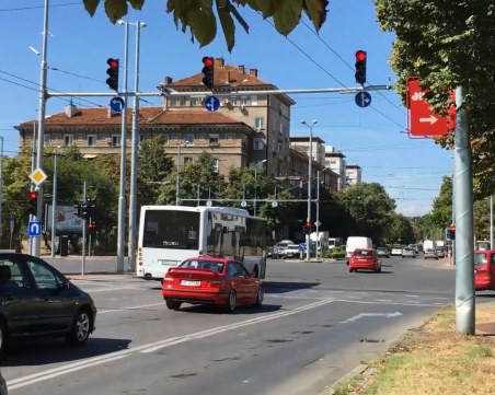 Шофьори на коли и автобуси шпорят масово на червено в Пловдив ВИДЕО