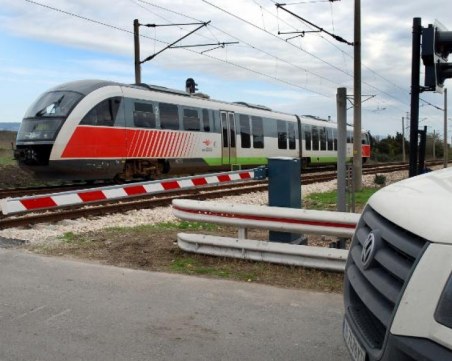 Влакът от Карлово за Пловдив удари автомобил! Шофьорът на колата избяга