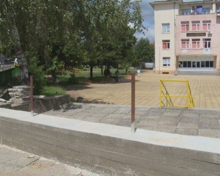 Затвориха централен вход на училище... заради казино