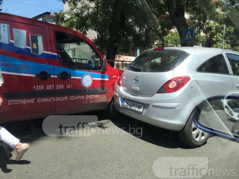 Опел спря на зебра в Пловдив, бус го връхлетя отзад СНИМКИ
