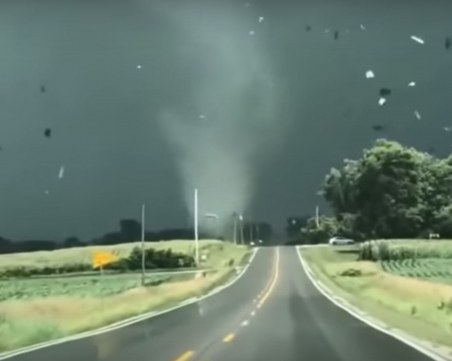 Разруха! Торнадо изравни със земята сградите в Айова - 17 са ранени СНИМКИ и ВИДЕО от дрон