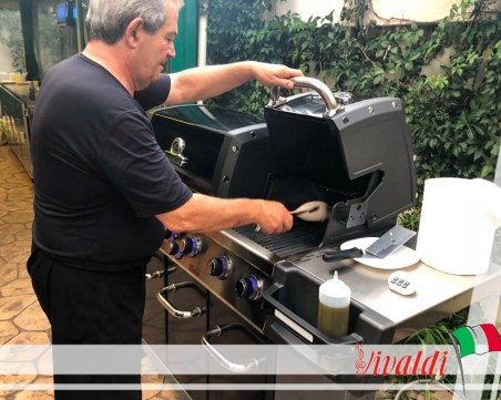 Клиенти на пловдивски ресторант готвиха под зоркото око на главния готвач СНИМКИ 