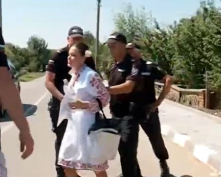 Арестуваха жена в носия, пазеща стадото на баба Дора ВИДЕО