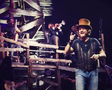 Дзукеро взривява Античния театър тази вечер! Преди това ще обядва в Стария град