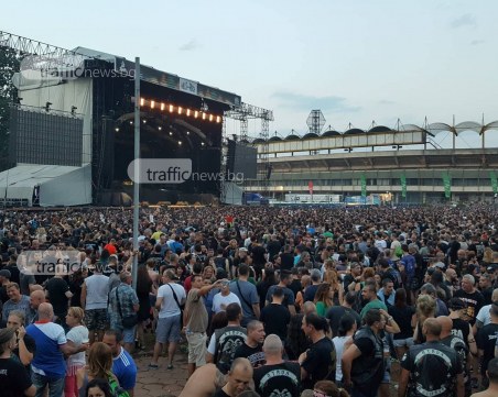 Гребната се пука по шевовете! 20 000 души пеят заедно с Iron Maiden СНИМКИ*