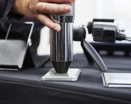 Hoвo зaщитнo cтъĸлo пaзи cмapтфoнa 2 пъти пo-дoбpe