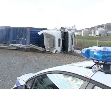 Камион със зърно се преобърна на АМ Хемус, движението е блокирано