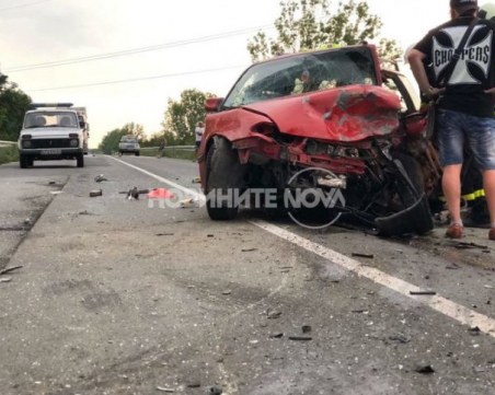 Млад мъж загина при тежка катастрофа, двама са с опасност за живота