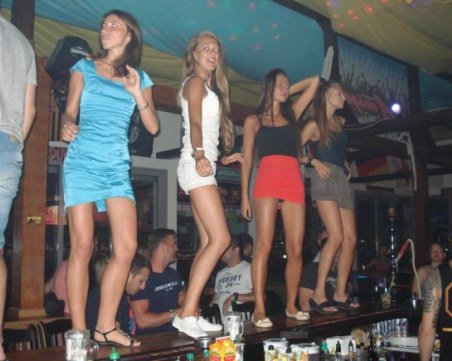 Нелепо: Търсят сервитьорки на Слънчев бряг, които да вдигат полите си при сервиране