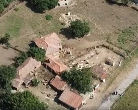 Стадото на баба Дора вече е умъртвено ВИДЕО 18+