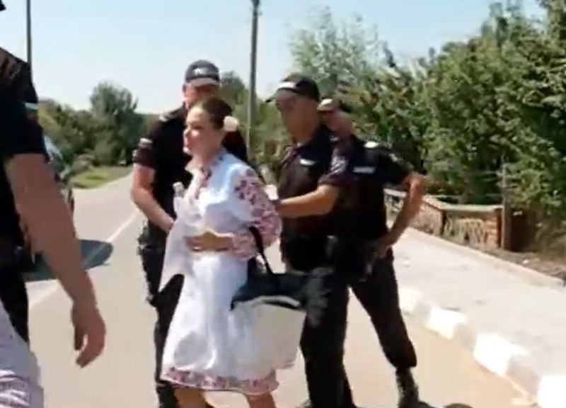 Арестуваха жена в носия, пазеща стадото на баба Дора ВИДЕО