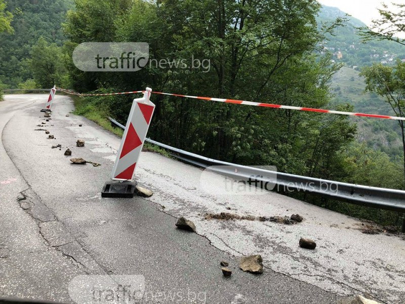 Пътят за Кръстова гора пропада! Огромни дупки и падащи камъни дебнат за жертви СНИМКИ