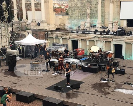 Античният кънти от мощния глас на Дзукеро, публиката на крака СНИМКИ