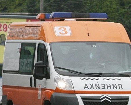 Дете на година и половина изпадна на пътното платно от кола