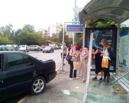 Кола се вряза в спирка в Пловдив! Две жени по чудо оцеляха СНИМКИ