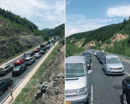 Кошмар на Маказа! Пловдивчани чакат 5 часа, километричната опашка не мърда СНИМКИ