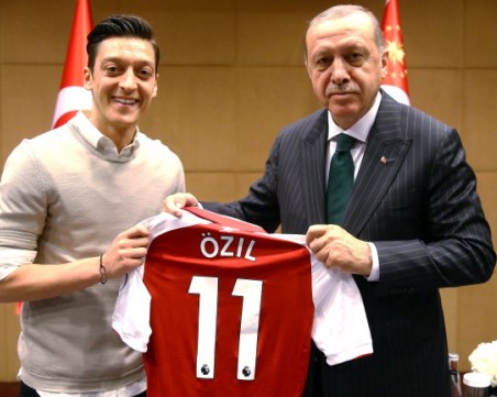 Край! Месут Йозил се оттегли от Бундестима