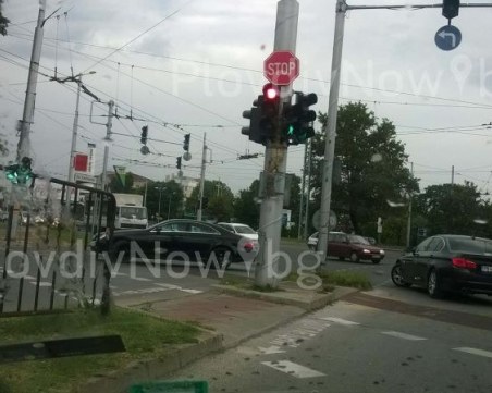 Не гледайте пътните знаци! По-лъскавият е с предимство ... СНИМКИ