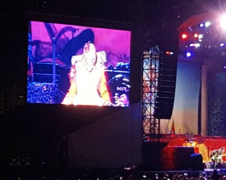 Самолет и чудовище на сцената в чудовищното шоу на Iron Maiden СНИМКИ